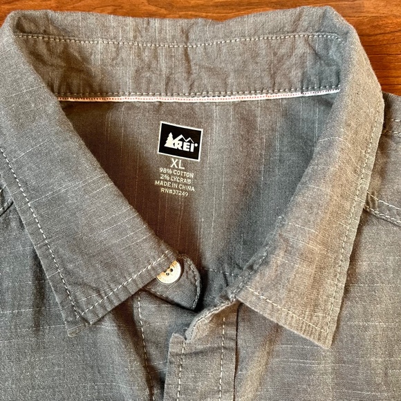 REI brand short sleeved Men's size XL button down shirt - Picture 2 of 9